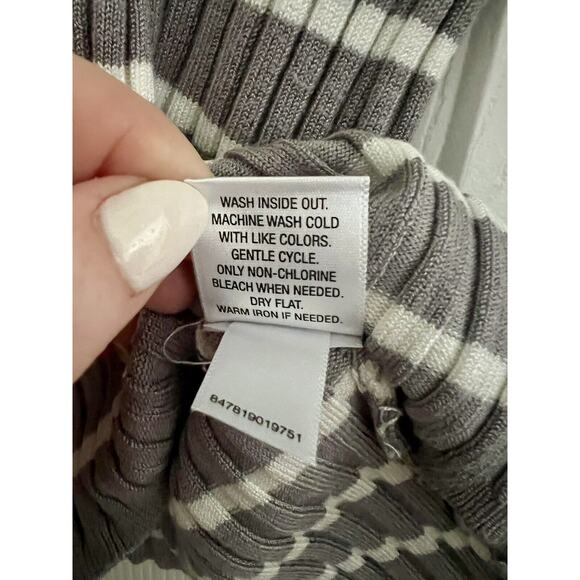 Women’s Gray And White Striped Ribbed Apt 9 Turtleneck Sweater Size Small - Picture 7 of 7